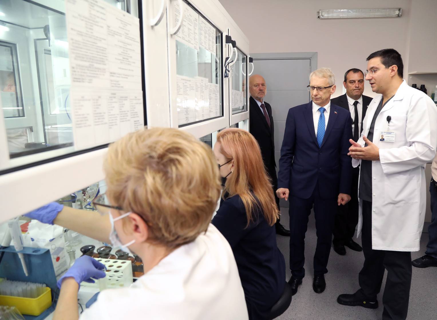 Премиерът Денков на посещение във ВМА